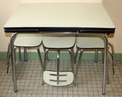 Table et chaises formica crème, design Volo