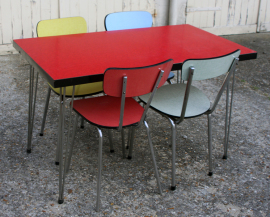 Table formica rouge pieds eiffel, chaises formica vintage
