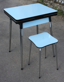 petite table formica bleue