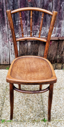 chaises de bistrot Thonet en bois courbé.
