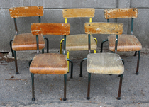 Lot chaises d'écolier en bois et métal
