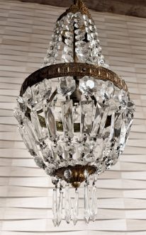 Lustre ancien en cristal et bronze doré – élégance intemporelle esprit hôtel particulier