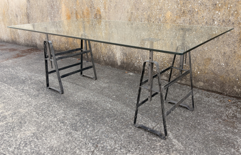 Grande table industrielle vintage en verre avec tréteaux métalliques réglables, vintage, années 50 - 70
