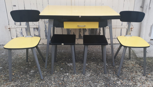 ensemble table, deux chaises, deux tabourets, JPP, vintage, années 50  Modèle SUSSET à l'italienne, vers 1950.