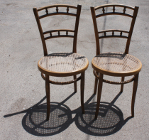Paire de chaises de bistrot en bois courbé.