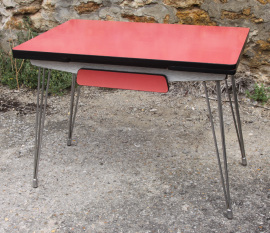 Ensemble table chaises formica bicolor gris rouge, pieds eiffel, années 50