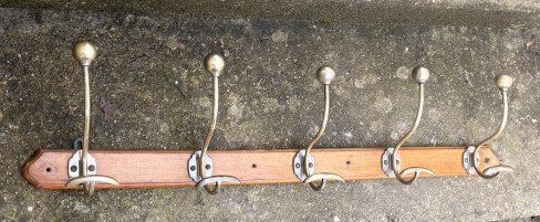 Grand porte-manteau mural vintage 5 patères en laiton et bois – esprit bistrot français années 50