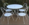 Ensemble salon de jardin, table et quatre fauteuils en fer forgé blanc, vintage