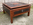 Table basse vintage en bois massif et rotin noir rainuré – tiroir central – style colonial vintage, années 70 / 80