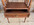 Table de chevet en bois massif à colonnettes tournées, l'élégance classique, début 20ème.