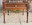 Table de chevet en bois massif à colonnettes tournées, l'élégance classique, début 20ème.