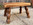 Petit tabouret bas en chêne massif – Pieds bobines sculptés style brutaliste années 1950-1960