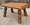 Petit tabouret bas en chêne massif – Pieds bobines sculptés style brutaliste années 1950-1960