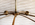 Lustre vintage italien en laiton doré et opaline blanche – Design années 50