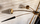 Lustre vintage italien en laiton doré et opaline blanche – Design années 50